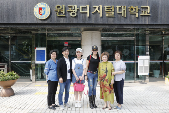 원광디지털대학교(총장 남궁문)는 중국 위해소화모델학교 관계자들이 원광디지털대 서울캠퍼스를 방문해 협력 및 교류확대 방안을 논의했다고 12일 밝혔다. 중국 위해소화모델학교는 실기 위주의 전문 학원으로 1892년 설립된 태국 프라나콘 라자바트대학교와 협력해 모델 및 승무원 교육을 하는 교육기관이다. 위해소화모델학교 방문단이 원광디지털대 서울캠퍼스에서 기념촬영을 하고 있다. 원광디지털대 제공